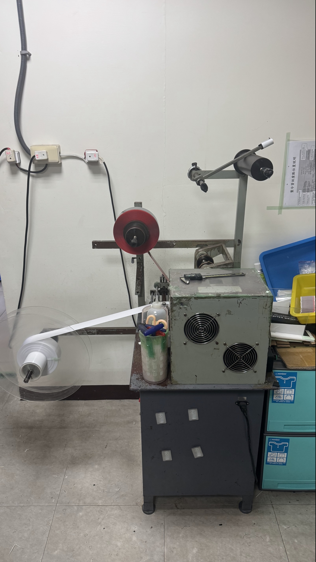 切張機是膠材加工與模切前製程的重要設備，可將整卷材料進行定寬與裁斷處理，提供後段模切穩定的材料供應。我們使用精密自動切張設備，支援PET、PI、泡棉、離型紙、雙面膠、銅箔、導電布等材料裁切，確保材料邊緣平整無毛邊。適用於大批量連續裁切需求。可依客戶要求提供片裝、卷裝與分段裁切，確保材料尺寸一致性與模切效率。