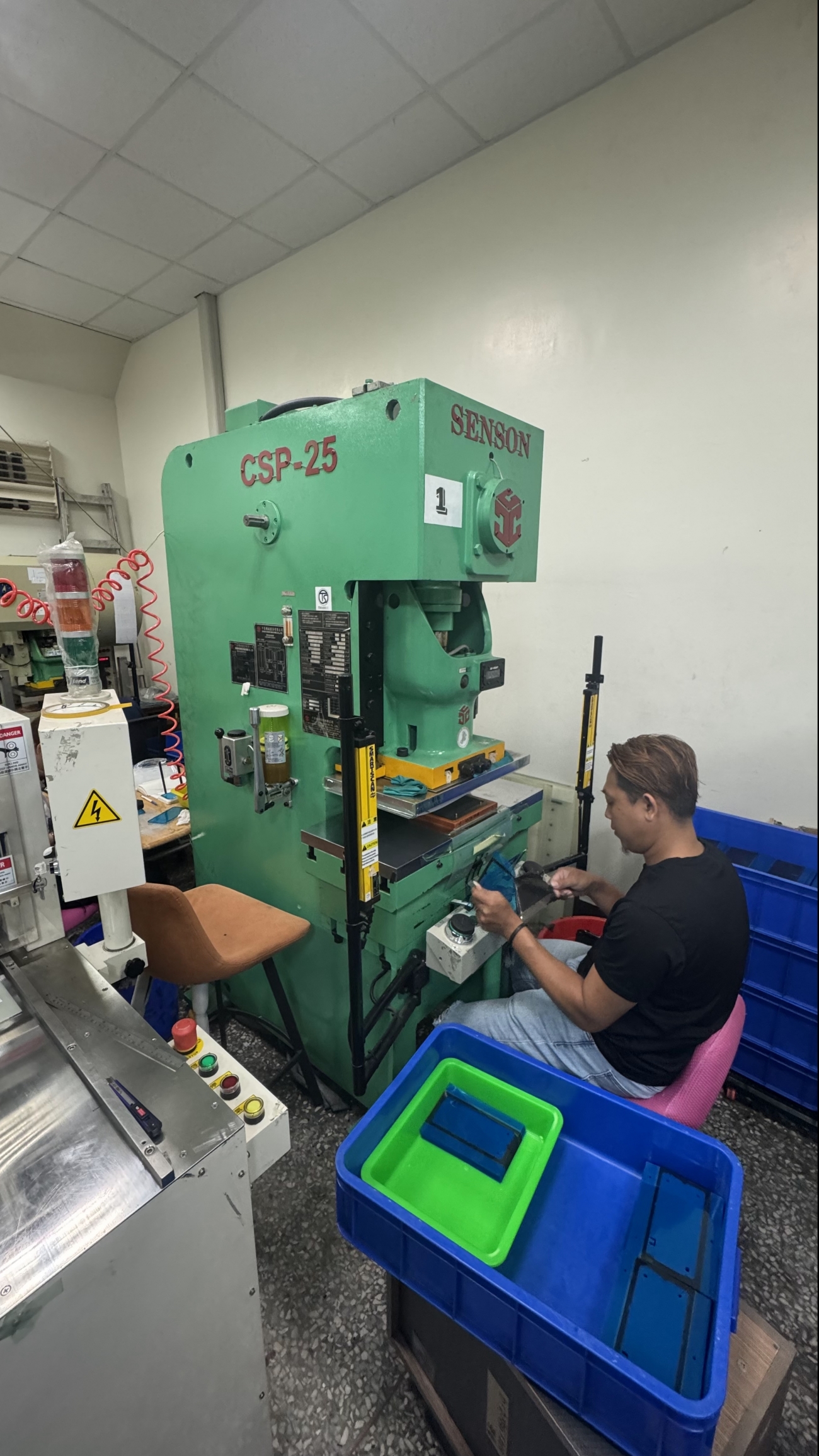 沖床是模切加工的核心設備之一，適用於膠材、泡棉、絕緣材料與導電材料的精準沖型成型。我們採用高精度油壓沖床與曲軸沖床，搭配鋼模或膠模加工，提供穩定的成型品質。適合結構墊片、背膠零件與精密異形材料製作。支援單件沖切、小批量試產與連續量產加工，適用多種產業領域。