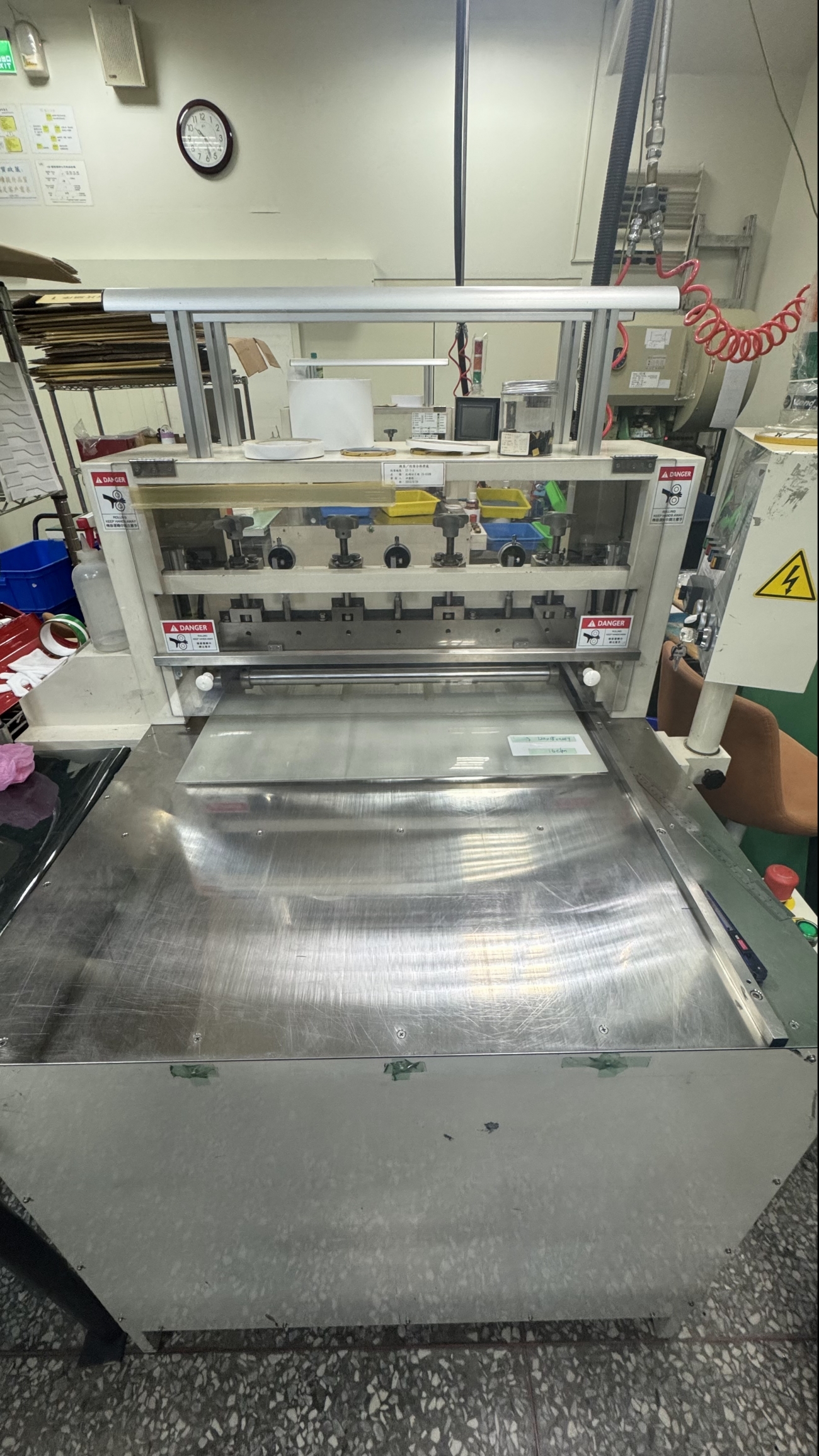 切片機又稱豆干機，應用於泡棉與膠材材料的厚度修整與分切加工，是模切加工前重要的材料處理設備。我們可進行EVA、PE、PU、防火泡棉等材料切片作業，厚度可依需求控制，確保材料厚薄一致，避免後續模切尺寸偏差。此設備能提升材料平整性與加工穩定性，適合製作結構墊片、緩衝材料及膠材層壓前處理使用。