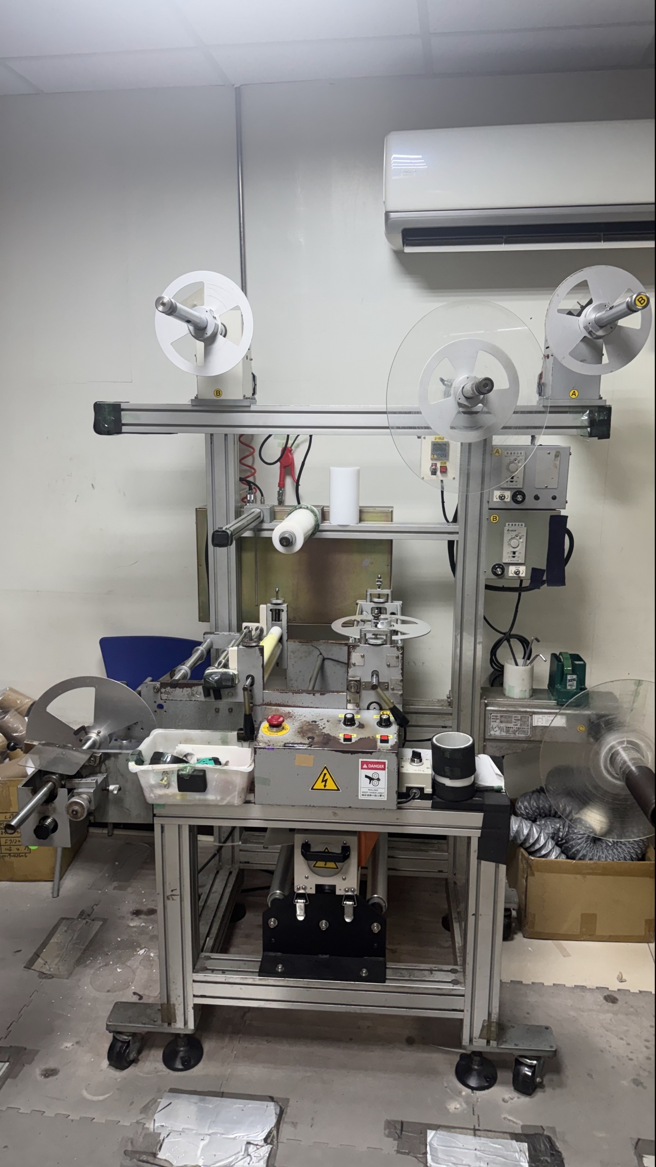 電暈處理機用於提升材料表面附著性能，使材料表面能增加，改善後續貼合、印刷或塗布的效果。我們提供PET、PE、PP、離型膜等材料的電暈表面活化處理，提升背膠貼合穩定性與製程可靠度。此設備可與貼合製程結合運作，廣泛應用於模切加工前材料處理。