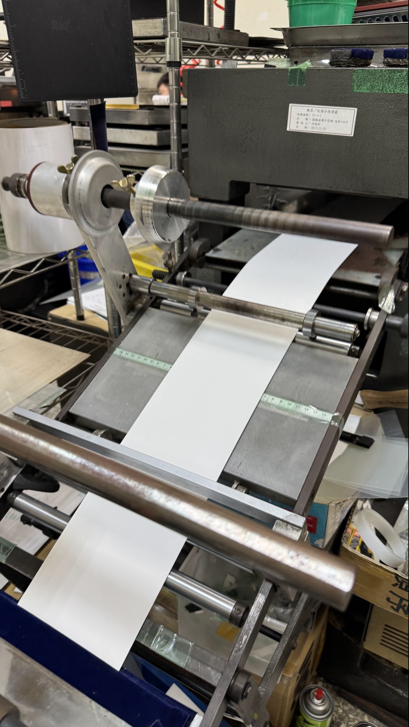 連續沖型機適合大量生產沖型產品，能進行高速模切作業並支援多站位加工。我們使用滾輪式模切設備，可進行背膠材料連續沖型與排廢處理，支援定位打孔、分段貼合與逐步加工流程。適合製造膠帶結構件、泡棉墊片、絕緣片與導電材料零件，提升量產效率並確保尺寸一致性。