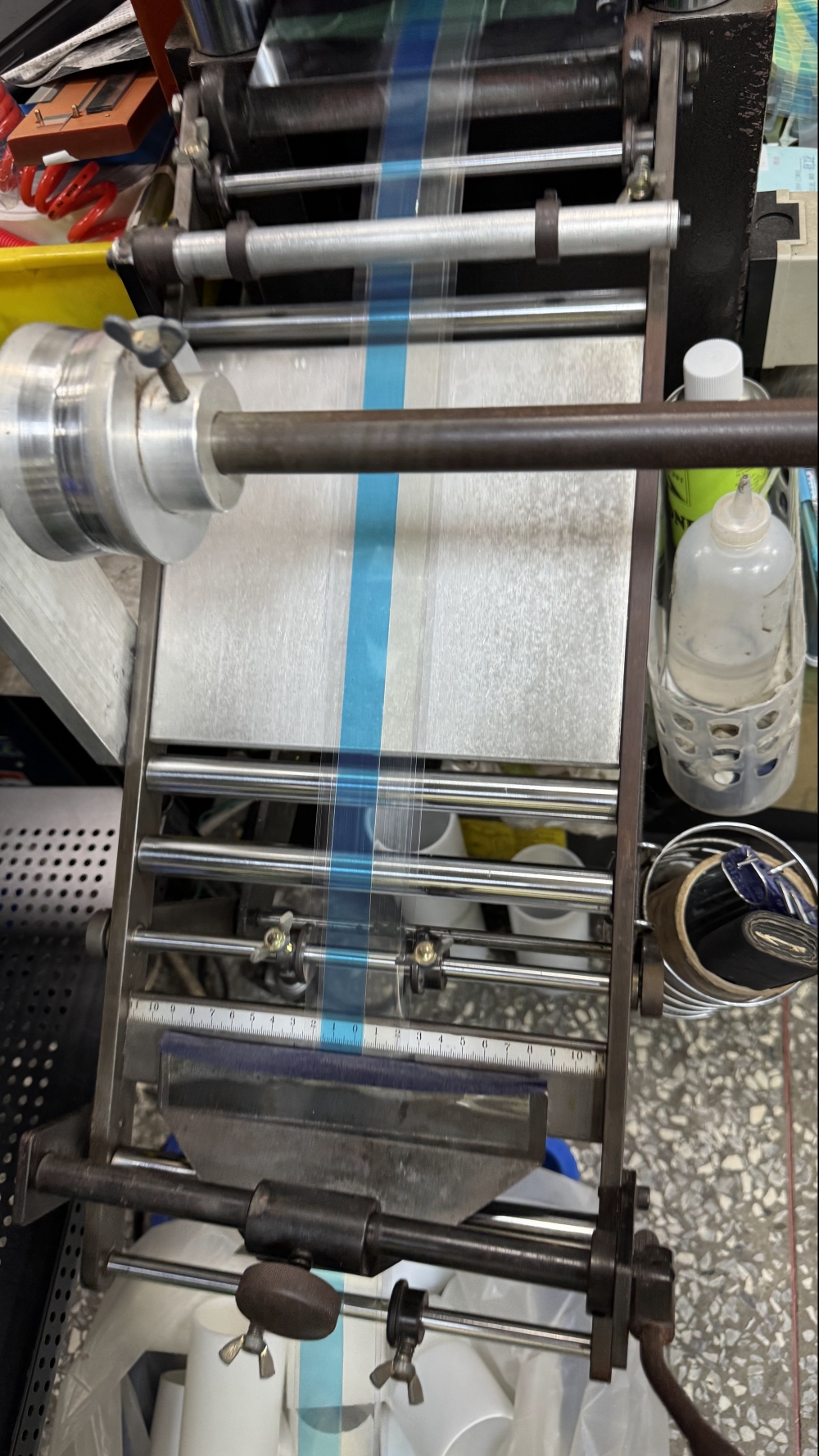 連續沖型機適合大量生產沖型產品，能進行高速模切作業並支援多站位加工。我們使用滾輪式模切設備，可進行背膠材料連續沖型與排廢處理，支援定位打孔、分段貼合與逐步加工流程。適合製造膠帶結構件、泡棉墊片、絕緣片與導電材料零件，提升量產效率並確保尺寸一致性。