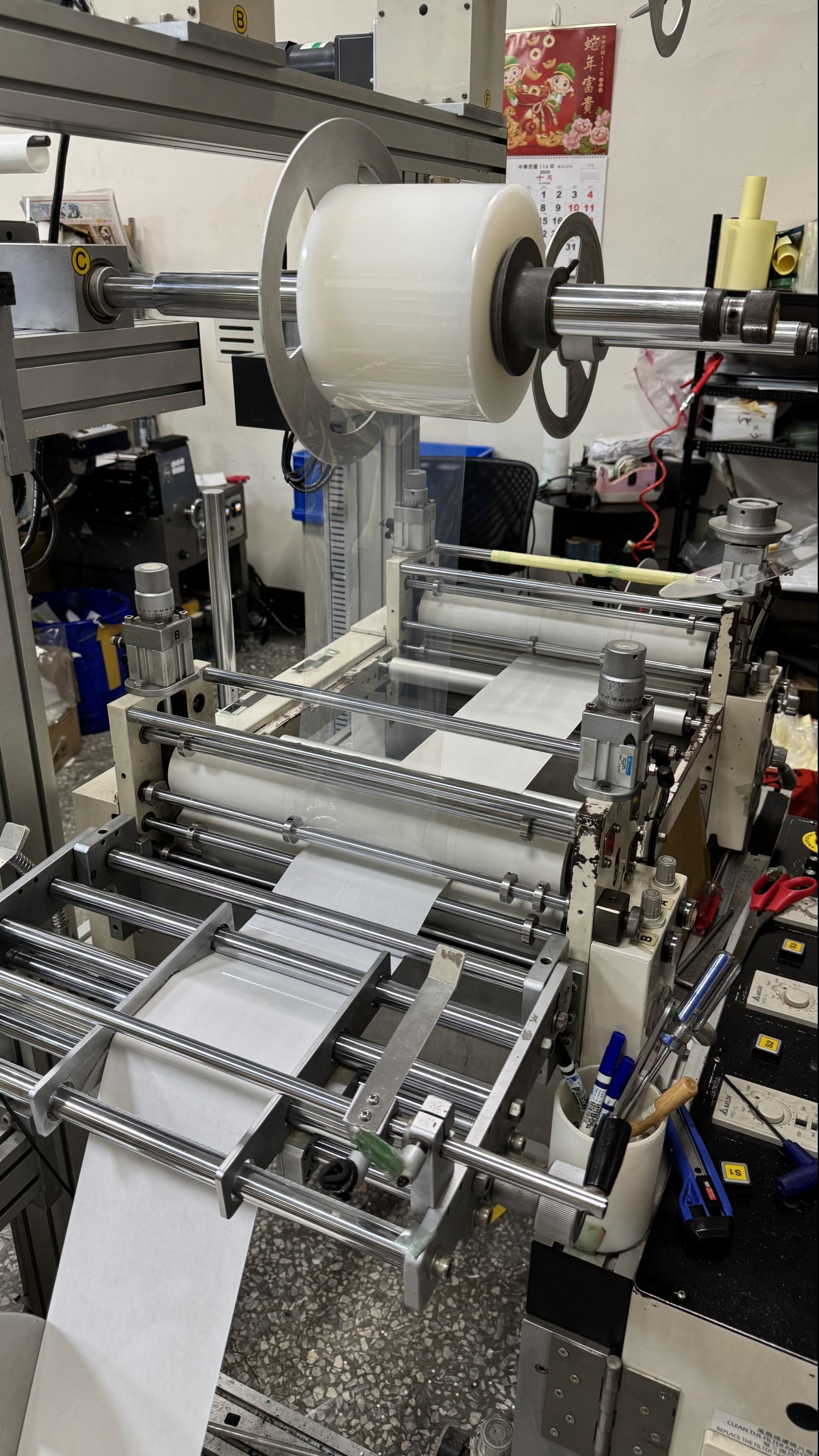 貼合機用於不同材料的層壓組合，可整合膠材與泡棉、絕緣片、鋁箔、導電布等多層材料，製成結構膠件。我們提供高精度貼合加工，支援單層或多層複合製程。此設備適用於製作功能結構墊片與多層模切件，是客製化加工的重要設備。