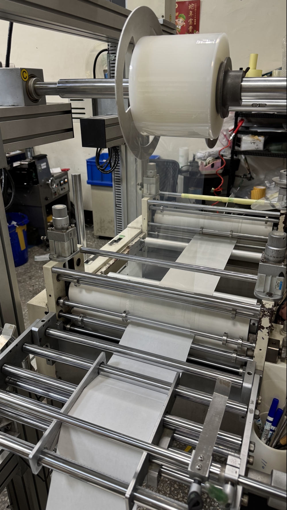 貼合機用於不同材料的層壓組合，可整合膠材與泡棉、絕緣片、鋁箔、導電布等多層材料，製成結構膠件。我們提供高精度貼合加工，支援單層或多層複合製程。此設備適用於製作功能結構墊片與多層模切件，是客製化加工的重要設備。